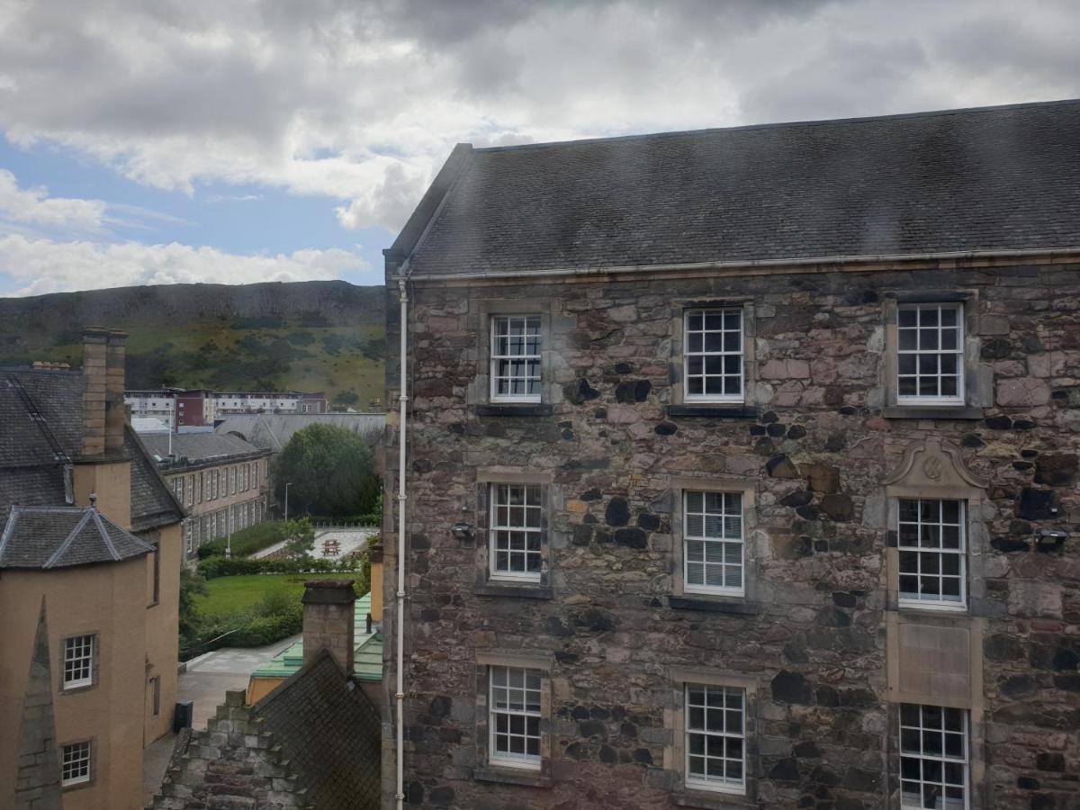 Canongate - Spacious And Historic 2 Bed Flat On Royal Mile Apartment Edinburgh Exterior photo